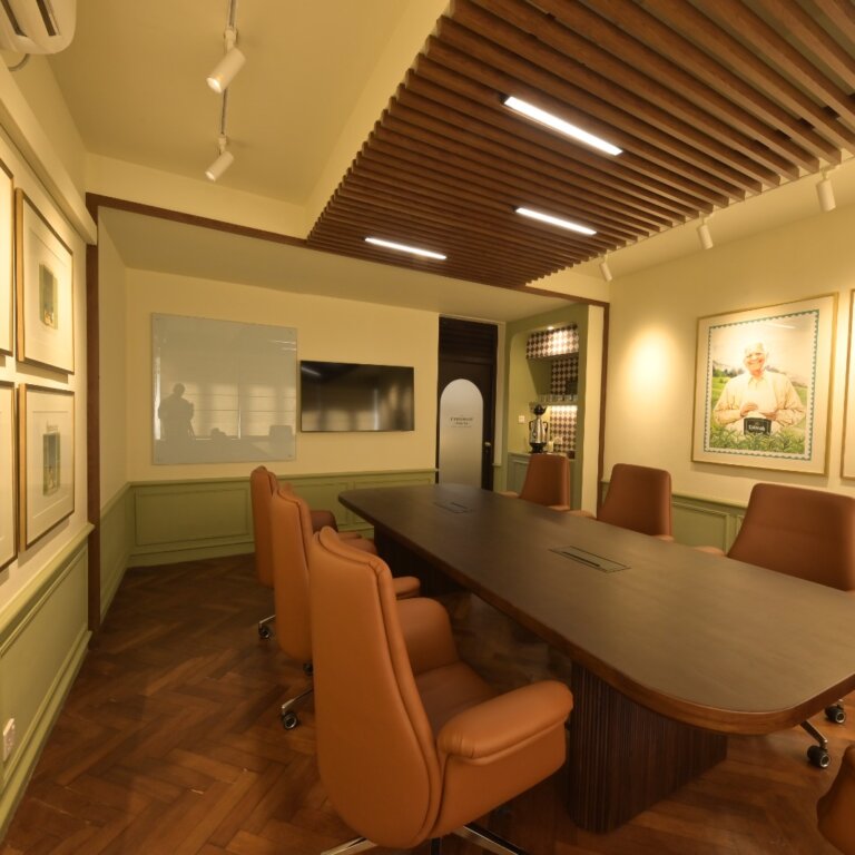 t-Lounge interior with large table and chairs