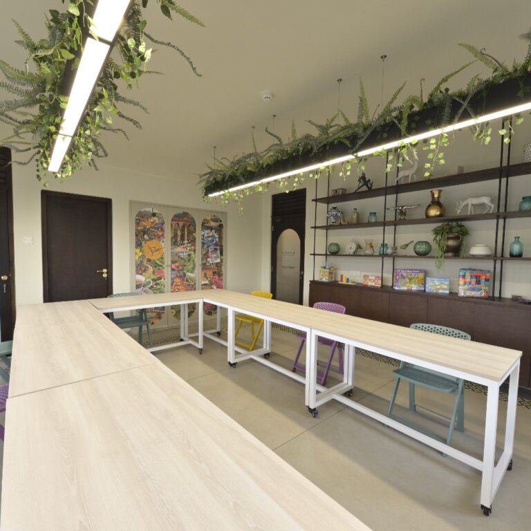 t-Lounge interior photo